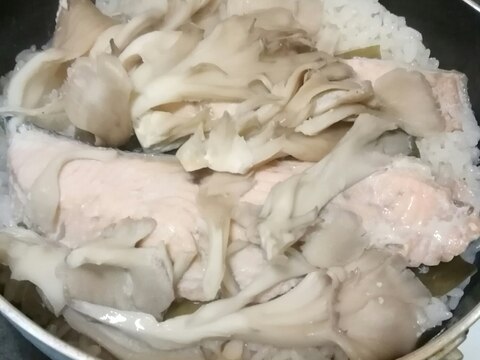 生秋鮭とまいたけの炊き込みご飯
